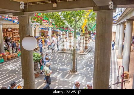 Funchal, Portugal - 3. Juni 2013: Markt in Funchal, Madeira. Foto zeigt die Terrasse der verschiedenen Markthallen, wo Obst, Blumen und Fisch TR sind Stockfoto