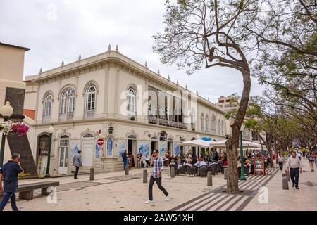 Funchal, Portugal - 3. Juni 2013: Avenue Arriaga in Funchal, Madeira. Blick auf das Café/Restaurant The Ritz, ein beliebtes Touristenziel, nicht weit entfernt Stockfoto