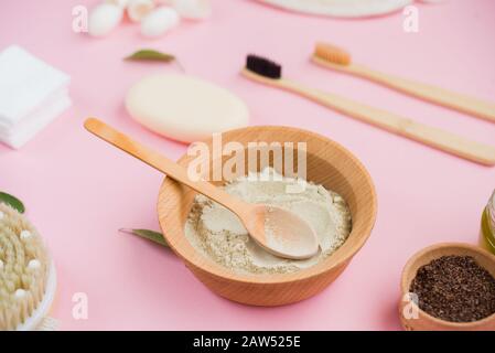 Kosmetisches Badesalz, Traubengomaj für das Gesicht, Kaffeescheuchen für den Körper auf einem rosafarbenen Hintergrund. Keine Wase, Öko, organische Kosmetik. Stockfoto