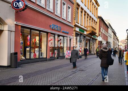 Heidelberg, Deutschland - Februar 2020: Menschen gehen am kalten Wintertag die Einkaufsstraße in der Innenstadt hinunter Stockfoto