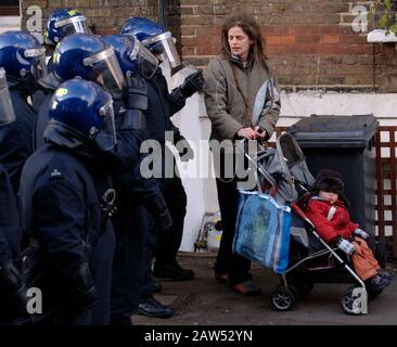 Polizei und Gerichtsvollzieher vertreiben Hausbesetzer von St Agnes Place in Kennington, South London.Nach Jahren der Gerichtskämpfe diente Lambeth Council schließlich einer Räumungsfrist für die 150 Einwohner, die im ältesten Londoner Squat leben, das 1975 gegründet wurde. Stockfoto