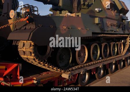 Ein Haubitzer auf dem Tankgehäuse. Überstandardmäßiger, atypischer Straßentransport. Stockfoto