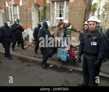 Polizei und Gerichtsvollzieher vertreiben Hausbesetzer von St Agnes Place in Kennington, South London.Nach Jahren der Gerichtskämpfe diente Lambeth Council schließlich einer Räumungsfrist für die 150 Einwohner, die im ältesten Londoner Squat leben, das 1975 gegründet wurde. Stockfoto