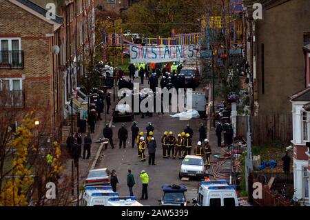 Polizei und Gerichtsvollzieher vertreiben Hausbesetzer von St Agnes Place in Kennington, South London.Nach Jahren der Gerichtskämpfe diente Lambeth Council schließlich einer Räumungsfrist für die 150 Einwohner, die im ältesten Londoner Squat leben, das 1975 gegründet wurde. Stockfoto