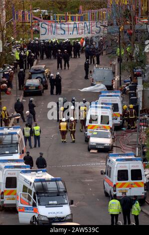 Polizei und Gerichtsvollzieher vertreiben Hausbesetzer von St Agnes Place in Kennington, South London.Nach Jahren der Gerichtskämpfe diente Lambeth Council schließlich einer Räumungsfrist für die 150 Einwohner, die im ältesten Londoner Squat leben, das 1975 gegründet wurde. Stockfoto