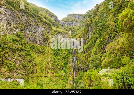 Blick auf 25 Fontes (25 Springbrunnen Wasserfälle) und grünliche Waldlandschaft auf Madeira, der Wander- und Blumeninsel Stockfoto