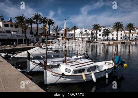 Boote im Hafen von Fornells, Menorca Stockfoto