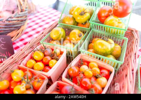 Frische lokale Bio-Tomaten in Körben Stockfoto