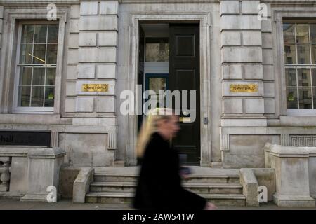 Eine Frau geht am Cabinet Office Gebäude in Whitehall in London vorbei. Stockfoto