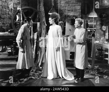 1935, USA: Die Schauspielerin ELSA LANCHESTER mit Colin Clive (links auf diesem Foto) in der FILM-BRIDE VON FRANKENSTEIN ( La Moglie di Frankenstein ) von J. Stockfoto