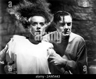 1935, USA: Die Schauspielerin ELSA LANCHESTER mit Colin Clive im Film BRIDE OF FRANKENSTEIN ( La Moglie di Frankenstein ) von James Whale aus einer Geschichte B. Stockfoto