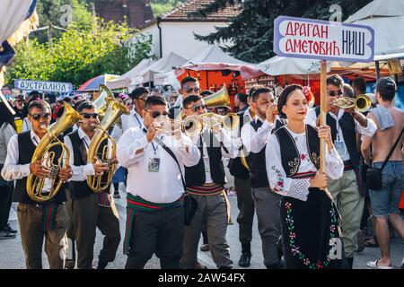 Blaskapelle defilieren im Trumpet Festival in Guca Stockfoto