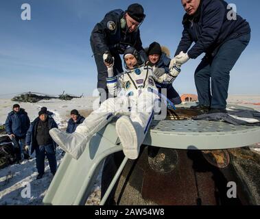 Zhezkazgan, Kasachstan. Februar 2020. Der ESA-Astronaut Luca Parmitano wird nur wenige Minuten nach seiner Landung, Roskosmos Kosmonaut Alexander Skvortsow, und NASA-Astronautin Christina Koch, an Bord des russischen Raumschiffs Sojus MS-13 in einem abgelegenen Gebiet am 6. Februar 2020 in der Nähe der Stadt Zhezkazgan, Kasachstan, geholfen. Kredit: Bill Ingalls/NASA/Alamy Live News Stockfoto