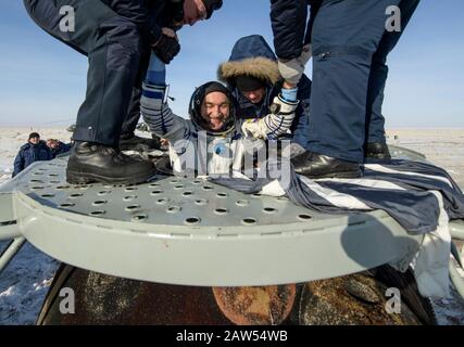 Zhezkazgan, Kasachstan. Februar 2020. Roskosmos Kosmonaut Alexander Skvortsov wird nur wenige Minuten nach seiner Landung, ESA-Astronaut Luca Parmitano und NASA-Astronautin Christina Koch, an Bord des russischen Raumschiffs Sojus MS-13 in einem abgelegenen Gebiet am 6. Februar 2020 in der Nähe der Stadt Zhezkazgan, Kasachstan, geholfen. Kredit: Bill Ingalls/NASA/Alamy Live News Stockfoto