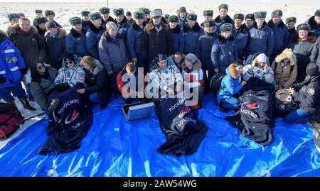 Zhezkazgan, Kasachstan. Februar 2020. NASA-Astronautin Christina Koch, links, Roskosmos Kosmonaut Alexander Skvortsov, Zentrum und ESA-Astronaut Luca Parmitano sitzen in Stühlen außerhalb des russischen Raumschiffs Sojus MS-13 kurz nach der Landung in einem abgelegenen Gebiet am 6. Februar 2020 in der Nähe der Stadt Zhezkazgan, Kasachstan. Koch kehrte zur Erde zurück, nachdem er 328 Tage im All, dem längsten Raumflug einer Frau in der Geschichte, als Mitglied der Expeditions 59-60-61 auf der Internationalen Raumstation einloggt hatte. Kredit: Bill Ingalls/NASA/Alamy Live News Stockfoto