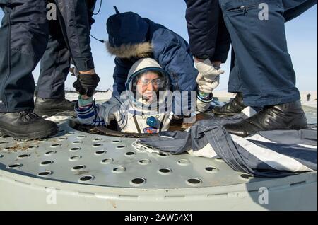 Zhezkazgan, Kasachstan. Februar 2020. Die NASA-Astronautin Christina Koch wird nur wenige Minuten nach ihrer Landung an Bord des russischen Raumschiffs Sojus MS-13 in einem abgelegenen Gebiet am 6. Februar 2020 in der Nähe der Stadt Zhezkazgan, Kasachstan, aus dem Raumschiff Sojus MS-13, Roskosmos Kosmonaut Alexander Skvortsow und ESA-Astronaut Luca Parmitano herausgeholfen. Koch kehrte zur Erde zurück, nachdem er 328 Tage im All, dem längsten Raumflug einer Frau in der Geschichte, als Mitglied der Expeditions 59-60-61 auf der Internationalen Raumstation einloggt hatte. Kredit: Bill Ingalls/NASA/Alamy Live News Stockfoto