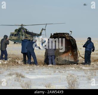 Zhezkazgan, Kasachstan. Februar 2020. Russische Such- und Rettungsteams kommen nach einem Touchdown mit den Besatzungsmitgliedern der Expedition 61 zum Raumschiff Sojus MS-13, NASA-Astronautin Christina Koch, ESA-Astronaut Luca Parmitano und Roskosmos Kosmonaut Alexander Skvortsov 6. Februar 2020 in einem abgelegenen Gebiet in der Nähe der Stadt Zhezkazgan, Kasachstan. Koch kehrte zur Erde zurück, nachdem er 328 Tage im All, dem längsten Raumflug einer Frau in der Geschichte, als Mitglied der Expeditions 59-60-61 auf der Internationalen Raumstation einloggt hatte. Kredit: Bill Ingalls/NASA/Alamy Live News Stockfoto