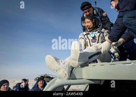 Zhezkazgan, Kasachstan. Februar 2020. Die NASA-Astronautin Christina Koch wird nur wenige Minuten nach ihrer Landung an Bord des russischen Raumschiffs Sojus MS-13 in einem abgelegenen Gebiet am 6. Februar 2020 in der Nähe der Stadt Zhezkazgan, Kasachstan, aus dem Raumschiff Sojus MS-13, Roskosmos Kosmonaut Alexander Skvortsow und ESA-Astronaut Luca Parmitano herausgeholfen. Koch kehrte zur Erde zurück, nachdem er 328 Tage im All, dem längsten Raumflug einer Frau in der Geschichte, als Mitglied der Expeditions 59-60-61 auf der Internationalen Raumstation einloggt hatte. Kredit: Bill Ingalls/NASA/Alamy Live News Stockfoto