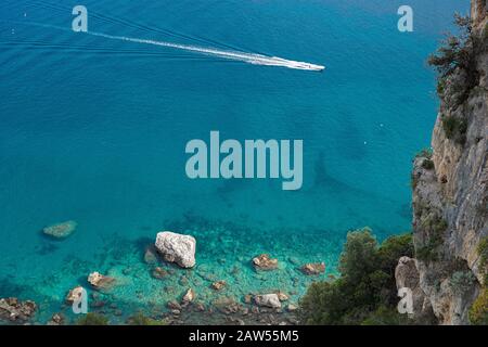 Das türkisfarbene Meer, das von oben an der schönen Amalfiküste eingefangen wurde Stockfoto