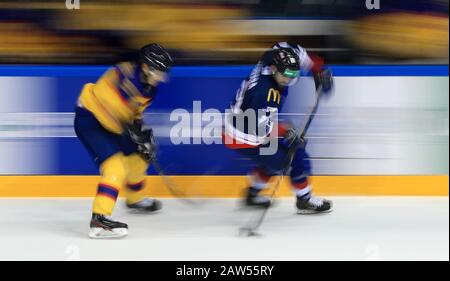 Der Großbritanniens Luke Ferrara (rechts) kontrolliert den Puck während des olympischen Vorqualifikationsrunden-J-Spiels der Gruppe J in Der Motorpoint Arena in Nottingham. Stockfoto