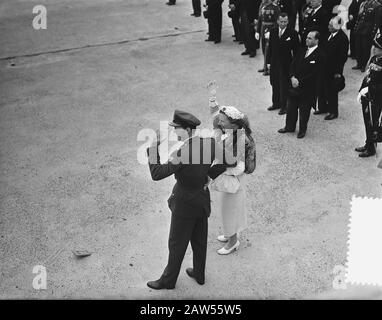 Letzter Tag Staatsbesuch in Frankreich Coty Niederlande. Abfahrt und Abschied Schiphol Datum: 24. Juli 1954 Ort: Nordholland, Schiphol Schlüsselwörter: Queens, Königtum, Präsidenten, Fürsten, Staatsbesuche Personenname: Bernhard, Fürst, Coty, R., Juliana, Königin Stockfoto