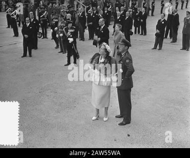 Letzter Tag Staatsbesuch in Frankreich Coty Niederlande. Abfahrt und Abschied Schiphol Datum: 24. Juli 1954 Ort: Nordholland, Schiphol Schlüsselwörter: Queens, Königtum, Präsidenten, Fürsten, Staatsbesuche Personenname: Bernhard, Fürst, Coty, R., Juliana, Königin Stockfoto