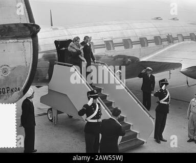 Letzter Tag Staatsbesuch in Frankreich Coty Niederlande. Abfahrt und Abschied Schiphol Datum: 24. Juli 1954 Ort: Nordholland, Schiphol Schlüsselwörter: Queens, Königtum, Präsidenten, Fürsten, Staatsbesuche Personenname: Bernhard, Fürst, Coty, R., Juliana, Königin Stockfoto