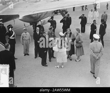 Letzter Tag Staatsbesuch in Frankreich Coty Niederlande. Abfahrt und Abschied Schiphol Datum: 24. Juli 1954 Ort: Nordholland, Schiphol Schlüsselwörter: Queens, Königtum, Präsidenten, Fürsten, Staatsbesuche Personenname: Bernhard, Fürst, Coty, R., Juliana, Königin Stockfoto