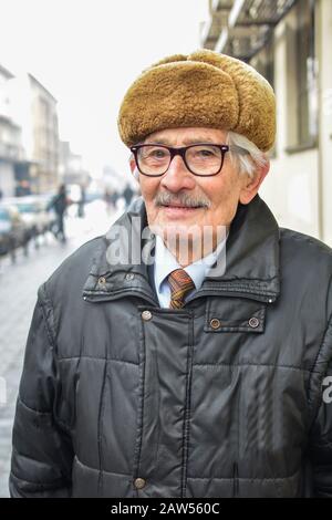 Porträt eines sehr lebenswichtigen, aktiven alten Mannes, der auf der Straße posiert Stockfoto
