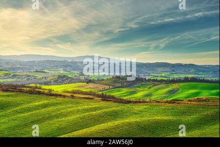 Die Panoramasilhouette der Stadt Siena, die Landschaft und die sanften Hügel. Toskana, Italien, Europa. Stockfoto