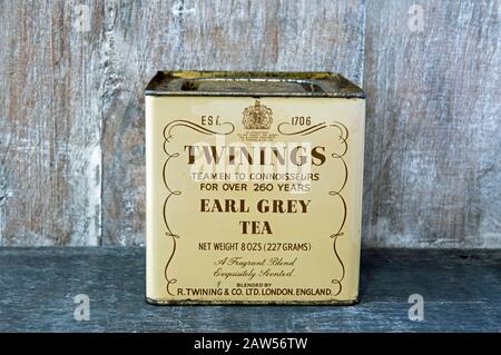 Twinings Earl Grey Vintage Tee-Transportgestell voller losen Blatt-Tee vor Holzhintergrund Stockfoto