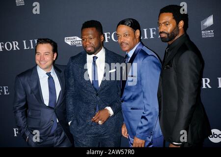 (L-R) Hank Steinberg, Curtis Jackson (50 Cent), Isaac Wright Jr. und Nicholas Pinnock besuchen die Premiere der TV-Serie "For Life" in Alice Tully Hall in New York City. Stockfoto