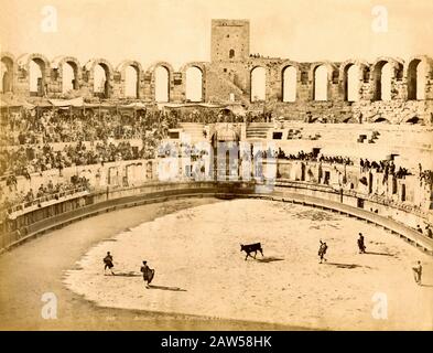 1890 Ca, ARLES, PROVENCE, FRANKREICH: Das Amphitheater von Arles, eine römische Arena, die für Korridore mit Bullen genutzt wird. Das Amphitheater wurde im Jahr 90 n. Chr. erbaut und war kapab Stockfoto