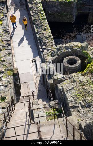 Cardiff Castle Innenwand und Stufen, die zum Keep, Cardiff, South Wales, Großbritannien führen Stockfoto