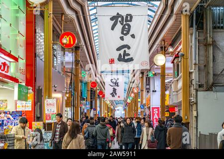 Hamano-machi Shopping Arcade Straße in Neujahrsferien. Viele Touristen sind hier zu Sehenswürdigkeiten und Einkaufsmöglichkeiten Stockfoto