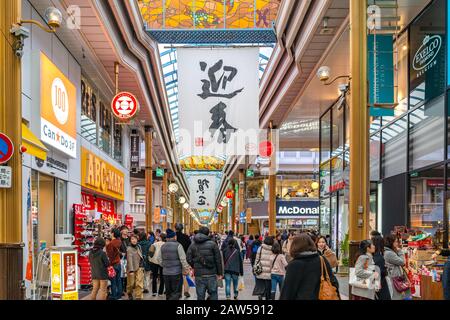 Hamano-machi Shopping Arcade Straße in Neujahrsferien. Viele Touristen sind hier zu Sehenswürdigkeiten und Einkaufsmöglichkeiten Stockfoto