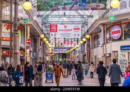 Hamano-machi Shopping Arcade Straße in Neujahrsferien. Viele Touristen sind hier zu Sehenswürdigkeiten und Einkaufsmöglichkeiten Stockfoto