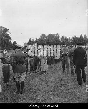 Königin Wilhelmina in den Bosch hat eine große Anzahl von Militär und Zivilpersonen, die für heldenhafte Art und Weise dekoriert sind, wie diese Männer im Mai 1940 während der Besetzung Niederländisch-Ostindien von .op Meer getragen haben. Datum: 2. August 1946 Ort: Den Bosch Schlüsselwörter: Queens, Auszeichnung Personenname: Wilhelmina (Königin Niederlande) Stockfoto