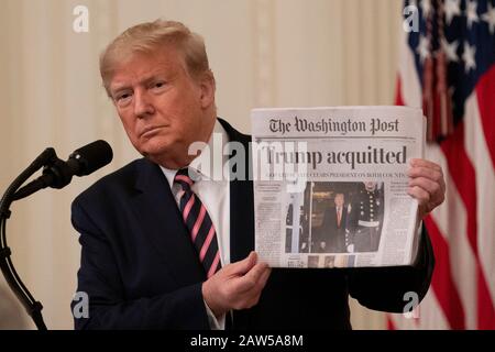 Washington, USA. Februar 2020. US-Präsident Donald Trump hält am 6. Februar 2020 eine Kopie Der Washington Post im Weißen Haus in Washington, DC, den Vereinigten Staaten. Donald Trump hat am Donnerstag eine Siegesrunde genommen, einen Tag nachdem ein geteilter Senat dafür gestimmt hat, ihn wegen Amtsenthebungsvorwürfen freizusprechen. Kredit: Liu Jie/Xinhua/Alamy Live News Stockfoto