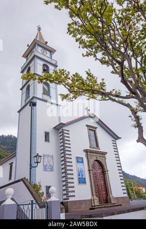 Faial, Portugal - 7. Juni 2013: Kirche von Faial, Cemiterio do Faial (Friedhof von Faial). Die Kirche mit Friedhof befindet sich im Zentrum der Ville Stockfoto