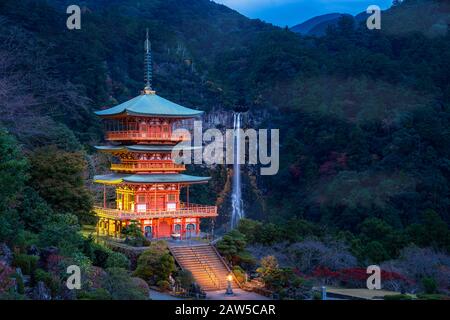 Seigantoji-Pagode im Kumano nachi taisha-schrein-Tempel mit Nachi-Wasserfällen im Blick auf die Herbstsaison der berühmte und beliebte Touristenort in ni Stockfoto