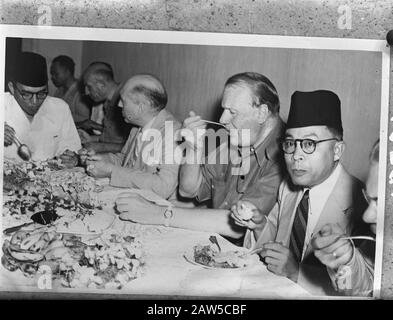 Linggarjati-Abkommen. Konferenz Teilnehmer Ir. Sukarno, Prof. Schermerhorn, Lord Killaern und Dr. Mohammad Hatta zum Essen. Datum: 15. November 1946 Ort: Indonesien, Linggadjati, Niederländische Ostindien Schlüsselwörter: Verhandlungen, Vereinbarungen, politischer Personenname: Hatta, Mohammad, Killaern Sukarno Stockfoto