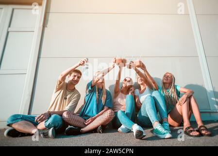 Gruppe junger Leute, die Freunde feiern Stockfoto