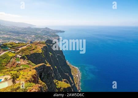 Cabo Girao, Madeira. Blick von der höchsten Klippe Europas in Richtung Funchal Stockfoto