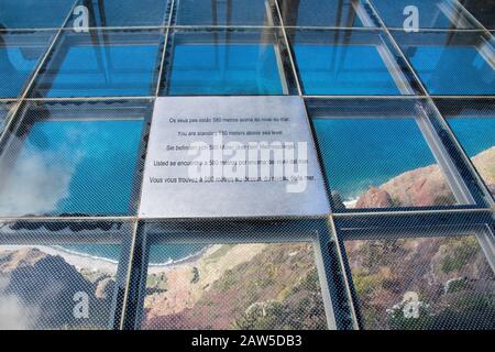 Skywalk in Cabo Girao, Madeira. Blick auf den atlantik. Stockfoto