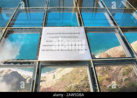 Camara de Lobos, Portugal - 1. Juni 2013: Skywalk in Cabo Girao, Madeira. Blick auf den atlantik. Die Glasplattform ist 580 Meter hoch. Stockfoto