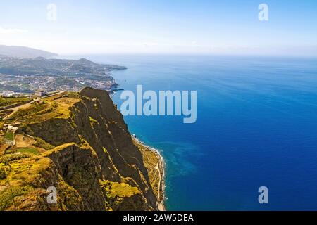 Cabo Girao, Madeira. Blick von der höchsten Klippe Europas in Richtung Funchal Stockfoto