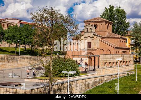 Salamanca, SPANIEN - MAI 2018: Skater im Skate-Park neben der historischen Kirche Santiago del Arrabal in Salamanca Stockfoto