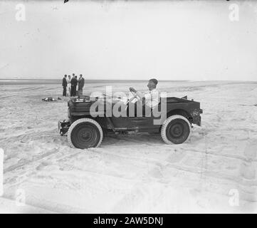 Rekordflug Gloster Meteor über Ameland Anmerkung: Jeep am Strand Datum: 28. August 1949 Ort: Ameland, Friesland Stockfoto