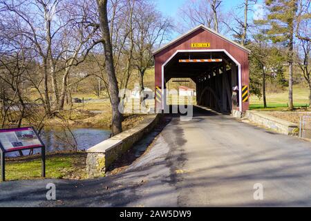 Brownstown, PA/USA - 3. Februar 2020: Zook's Mill Bridge ist eine rote, 74 Fuß überdachte Brücke, die den Cocalico Creek im Lancaster County überspannt. Das war es Stockfoto